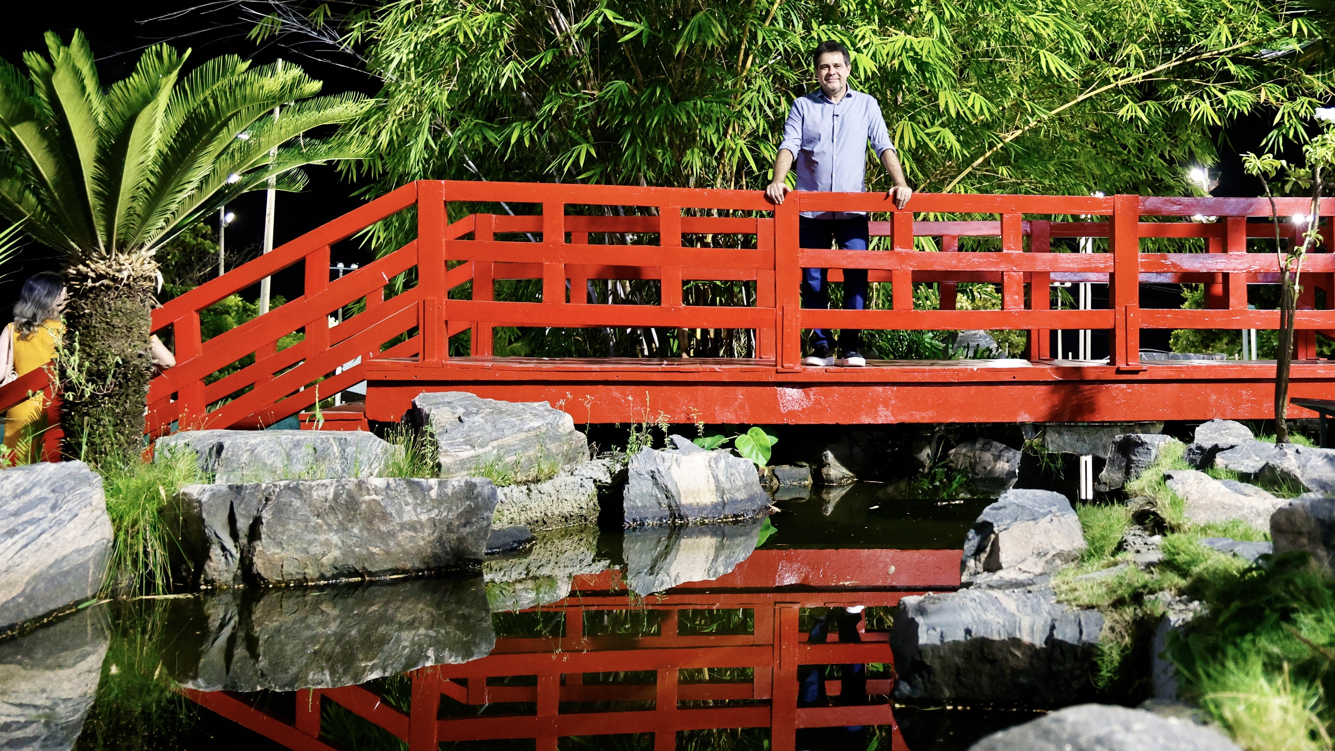 Prefeito Evandro posa para a foto na ponte vermelha do Jardim Japonês
